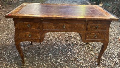 un bureau en bois avec des tiroirs et des tiroirs sur le dessus