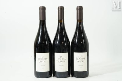 trois bouteilles de vin posées sur une table blanche