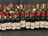 de nombreuses bouteilles de vin posées sur une table