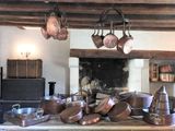 de nombreuses casseroles et poêles sur le comptoir de la cuisine