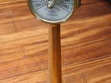 une horloge posée sur un socle au sol dans un salon
