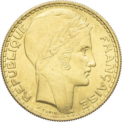 une image d'un gros plan d'une pièce d'or avec le visage d'une femme