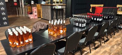de nombreuses bouteilles de vin posées sur une table au milieu d'une pièce