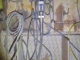 une photo montrant un ensemble d'équipements électriques dans une pièce