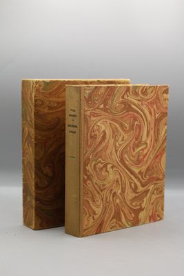 un livre à la couverture marron posé sur une table