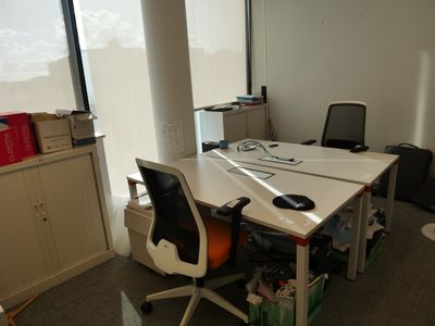 un bureau avec deux chaises et un ordinateur dessus