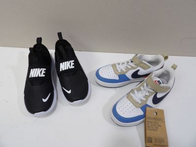 trois paires de chaussures posées sur une table