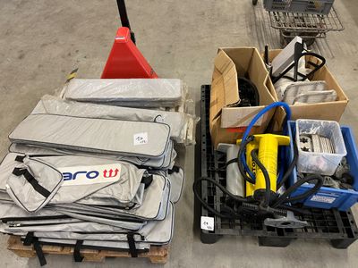 des cartons contenant des matelas et d'autres articles, posés sur une palette dans un entrepôt