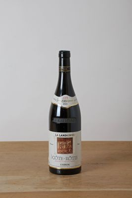 la bouteille de vin est posée sur la table en bois