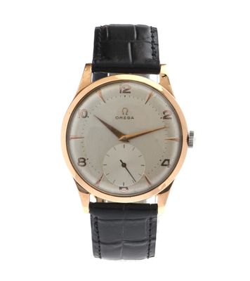 gros plan d'une montre-bracelet en or sur fond blanc