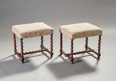deux petits tabourets aux pieds tressés et à l'assise rembourrée beige