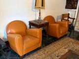 deux chaises et une table dans un salon
