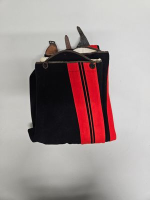 un sac à main contenant une paire de chaussures et une paire de ciseaux