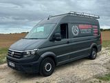 La camionnette est garée sur le bord de la route, dans le champ.