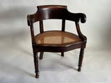 une chaise en bois avec une assise en osier sur fond blanc