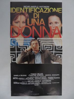 une affiche représentant un homme et une femme devant un mur