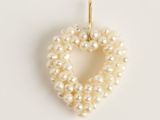 pendentif en forme de cœur en perle sur fond blanc