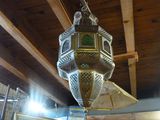 une lampe suspendue au plafond dans une pièce