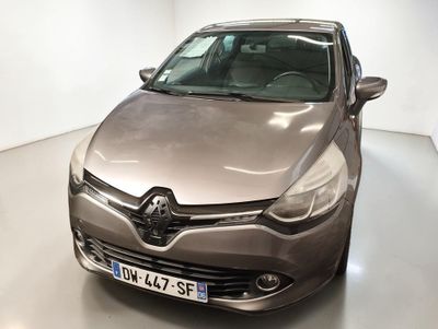 l'avant d'une voiture argentée dans une pièce blanche au sol blanc