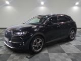 le 4x4 noir est garé sur le sol en damier d'un garage