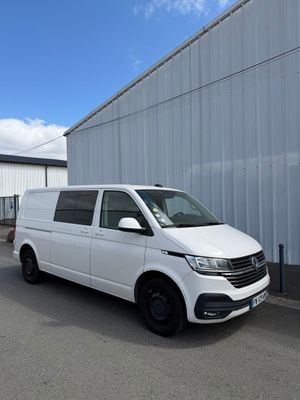 la camionnette blanche est garée devant un bâtiment