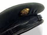 un chapeau noir orné d'un emblème doré