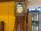 une horloge posée sur une table dans une pièce