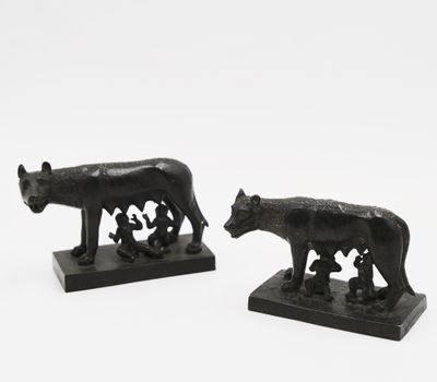 ECOLE MODERNE Louve allaitant Rémus et Romulus