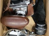 une boîte contenant un appareil photo et d'autres objets