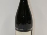 la bouteille de vin est posée sur la table à côté du mur