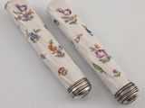 paire de salières et poivrières en céramique blanche ornées de motifs floraux