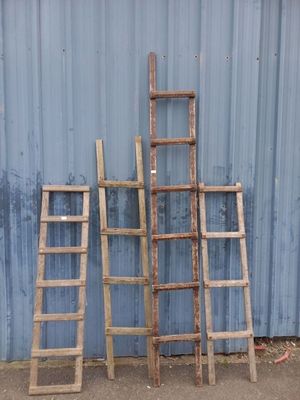 4 échelles de couvreur en bois ; dimension : 260cm, 155cm, 1…