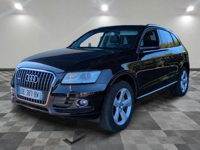 une image d'une audi suv noire garée dans un garage