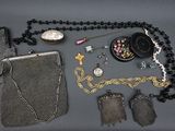 beaucoup de perles et un sac à main posés sur une table
