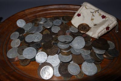 un sac de pièces posé sur une table à côté d'un autre sac de pièces