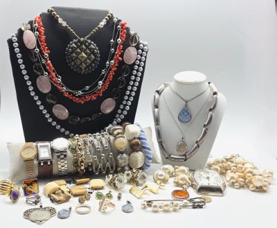 de nombreux bijoux exposés sur la table