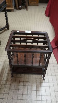 a small table with a shelf on it in the middle of a room