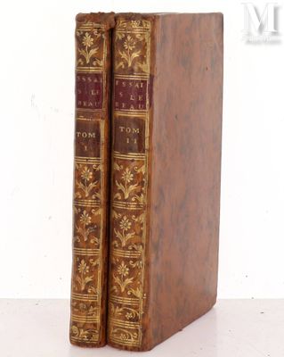 deux vieux livres posés l'un sur l'autre sur une table