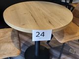 deux chaises et une table dans une pièce sur laquelle est accrochée une pancarte