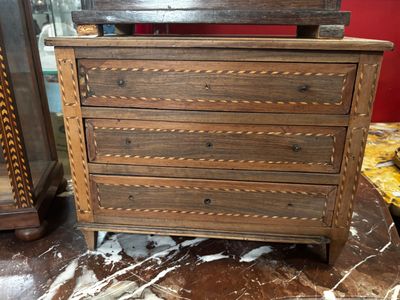 une commode en bois surmontée d'un miroir