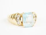 une image représentant une bague sertie d'une aigue-marine et de diamants sur fond blanc