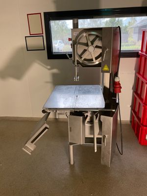 une machine posée sur une table dans une pièce