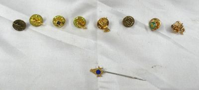 de nombreux types de boucles d'oreilles posées sur un tissu blanc