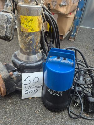 une photo d'une pompe à eau bleue et noire à côté d'un bidon bleu