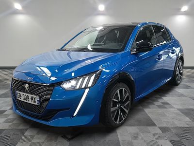 la voiture bleue est garée dans le garage sur un sol en damier