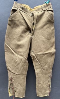 un gros plan sur un pantalon muni de fermetures éclair