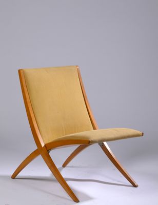 une image représentant une chaise avec une structure en bois et une assise rembourrée de couleur beige clair