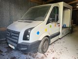 une camionnette blanche garée dans un garage