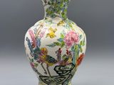 un vase orné d'un oiseau et de fleurs