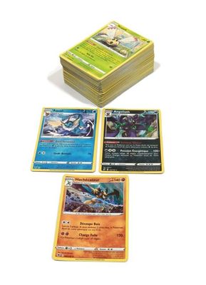 une pile de cartes pokemon posées les unes sur les autres